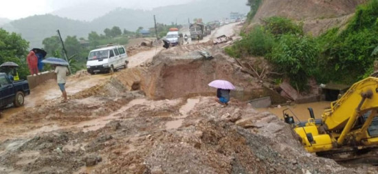 वर्षाले सडक हिलाम्य, जनजीवन कष्टकर